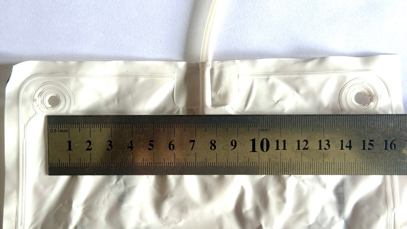 Urine bag hanging-hole distance shown for Uroclips compatibility checking